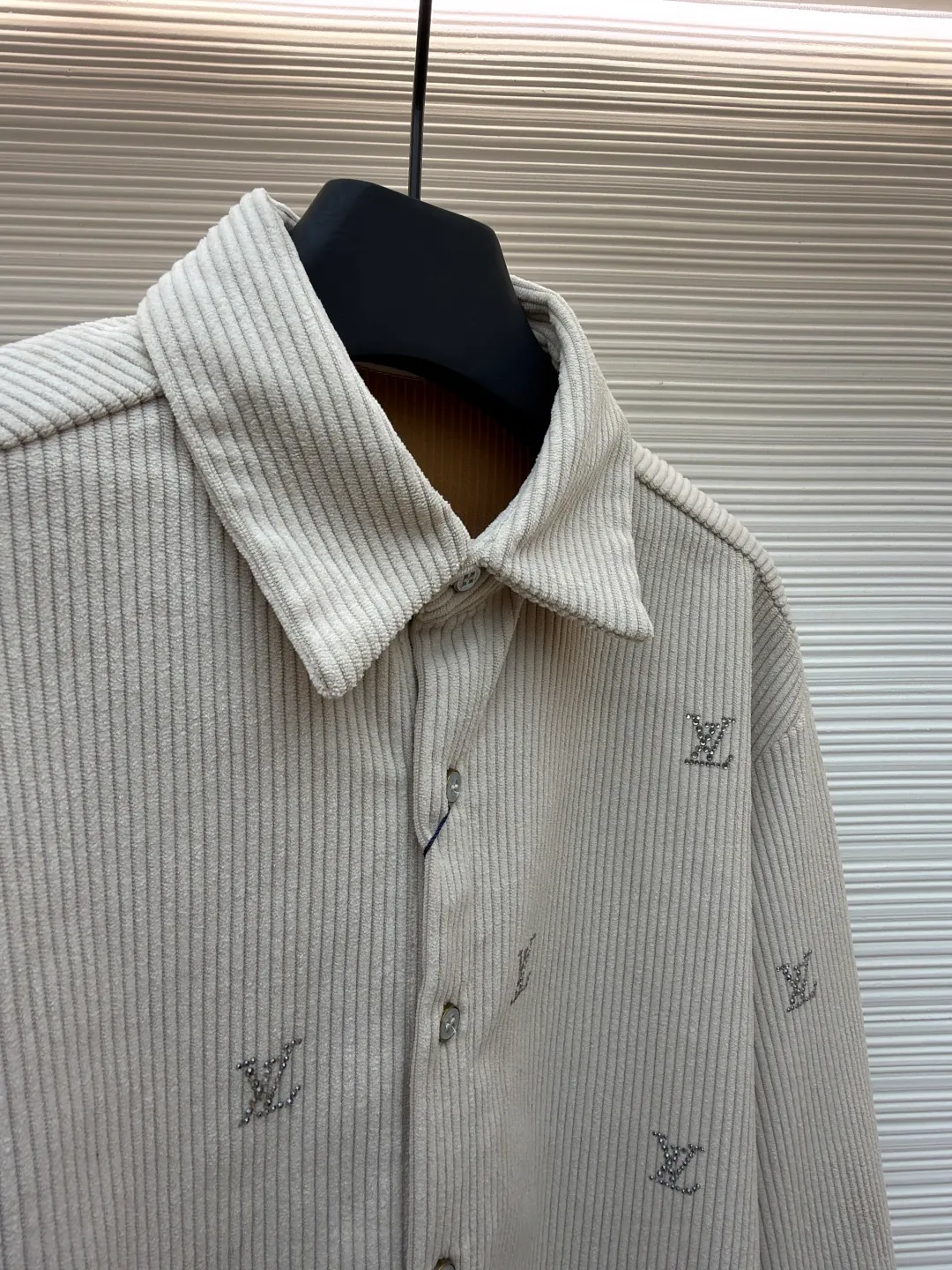 LOUIS VUITTON color corduroy hot-drilled shirt ●Original version: purchased and developed by 18158 ●Item number: 1681096-B05 ●Fabric: corduroy fabric ●Technology: hot-drilled production ●Version: fitted version ●Weight: about 605 grams ●Size: S-M-L-XL ●Description: The original version was purchased and developed. The fabric is made of 260g plain weave fine corduroy, and imported cotton is custom-woven and dyed 95 cotton 5 nylon. This model uses a German machine edge and overlock sewing machine, and adopts a front snap fastening design. After the fabric density is in place, it has a full drape. The entire garment uses high-quality imported Australian diamonds, which sparkle when reflected. Each piece of artificial hot-drilling is hot-pressed twice separately to make it firmly adhere to the surface. It is extremely troublesome to open the mold for hardware accessories buttons. The overall wiring is straight and delicate, the fabric is comfortable and soft, and the color is consistent without color difference. It can be matched with the same style to create a fashionable look and control various occasions. Customized accessories, complete with three standards, same style for men and women!